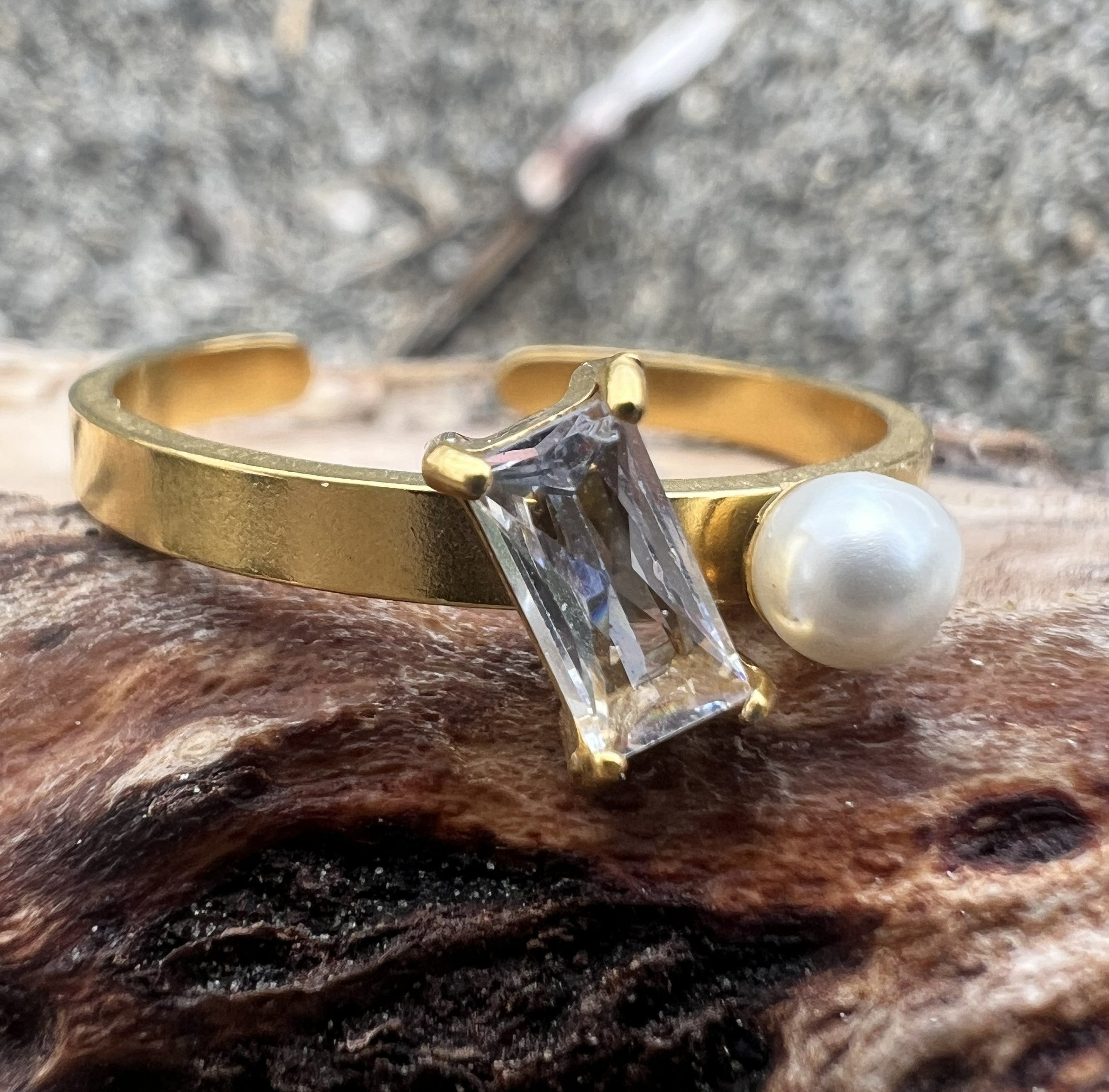 Mona Ring